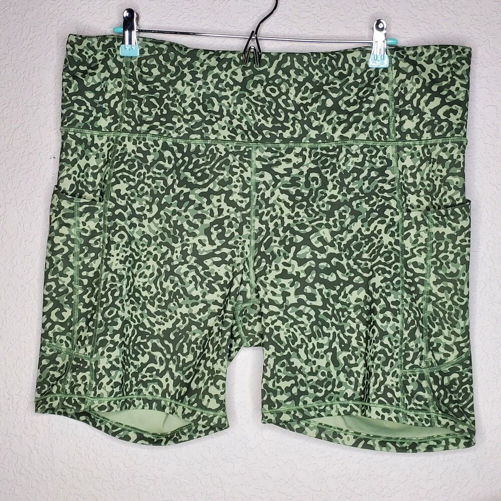 Athleta Ultimate Stash II 7” Pocket Biker Shorts Green Camo Camouflage Size 2XL